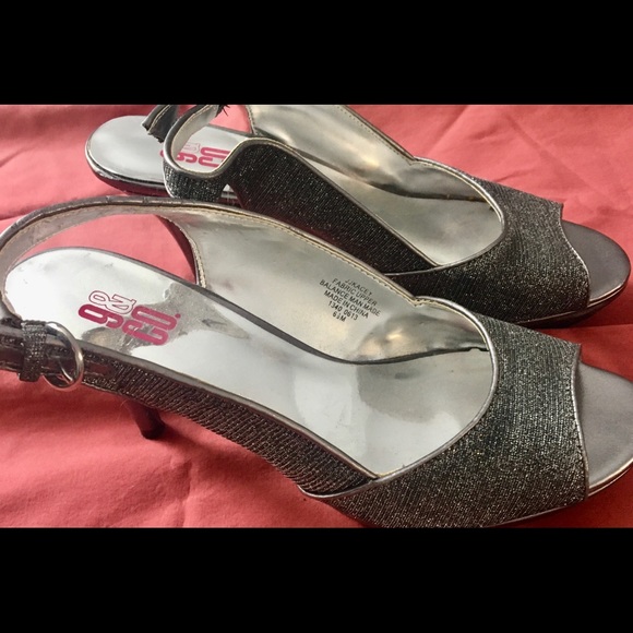 Pair of special occasion heels - Picture 4 of 11